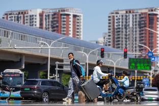 哈迪：总体上我们对库里的防守不错 但没防住克莱